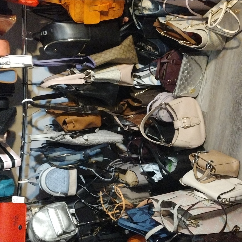 IM LIVE!! CHRISTY THE PURSE PEDDLER!! NEVER ENDING DEALS!! - Picture 7 of 9